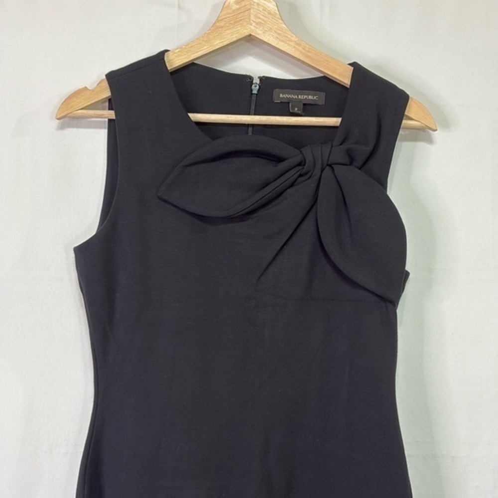 🥒 banana republic sleeveless Ponty knit dress with large bow detail on chest